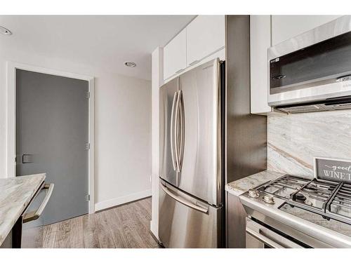 705-519 Riverfront Avenue Se, Calgary, AB - Indoor Photo Showing Kitchen