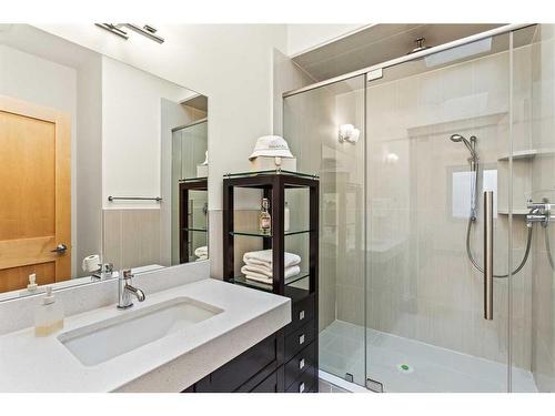 537 34A Street Nw, Calgary, AB - Indoor Photo Showing Bathroom