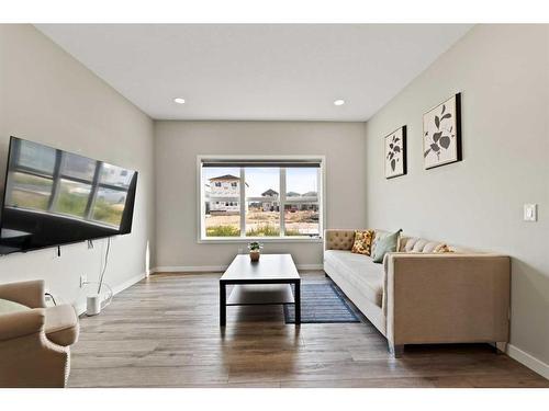 525 Chinook Winds Gardens Sw, Airdrie, AB - Indoor Photo Showing Living Room