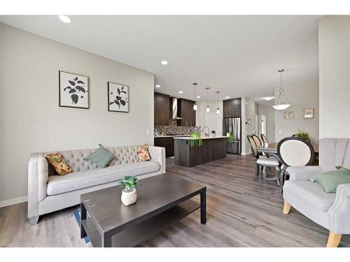 525 Chinook Winds Gardens Sw, Airdrie, AB - Indoor Photo Showing Living Room