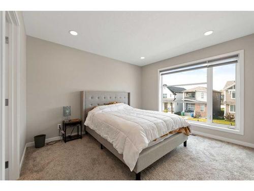 525 Chinook Winds Gardens Sw, Airdrie, AB - Indoor Photo Showing Bedroom