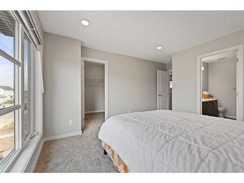 525 Chinook Winds Gardens Sw, Airdrie, AB - Indoor Photo Showing Bedroom