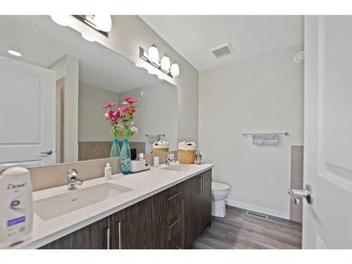 525 Chinook Winds Gardens Sw, Airdrie, AB - Indoor Photo Showing Bathroom