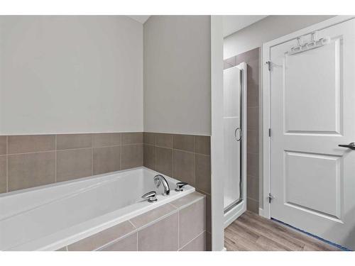 525 Chinook Winds Gardens Sw, Airdrie, AB - Indoor Photo Showing Bathroom