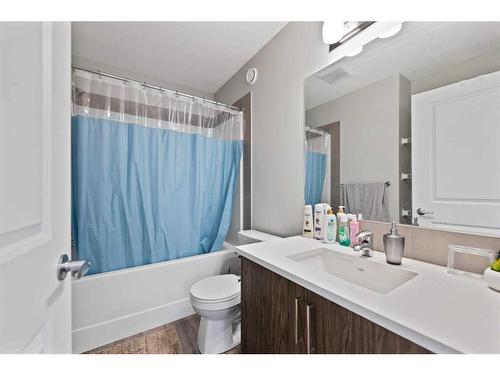 525 Chinook Winds Gardens Sw, Airdrie, AB - Indoor Photo Showing Bathroom