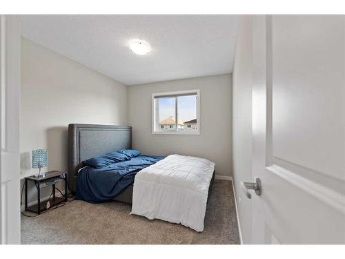 525 Chinook Winds Gardens Sw, Airdrie, AB - Indoor Photo Showing Bedroom