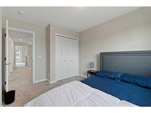 525 Chinook Winds Gardens Sw, Airdrie, AB - Indoor Photo Showing Bedroom