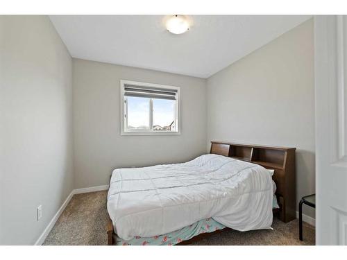 525 Chinook Winds Gardens Sw, Airdrie, AB - Indoor Photo Showing Bedroom