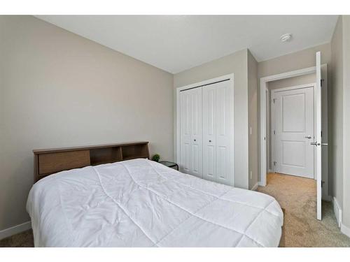 525 Chinook Winds Gardens Sw, Airdrie, AB - Indoor Photo Showing Bedroom