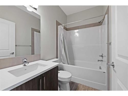 525 Chinook Winds Gardens Sw, Airdrie, AB - Indoor Photo Showing Bathroom