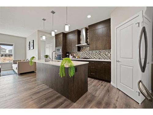 525 Chinook Winds Gardens Sw, Airdrie, AB - Indoor Photo Showing Kitchen With Upgraded Kitchen