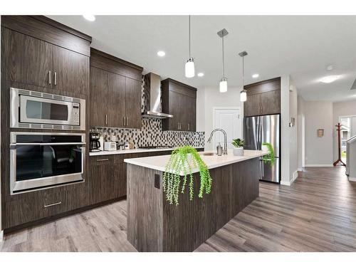 525 Chinook Winds Gardens Sw, Airdrie, AB - Indoor Photo Showing Kitchen With Upgraded Kitchen