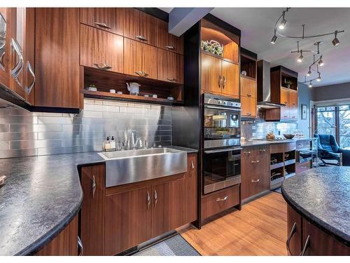 954 Drury Avenue Ne, Calgary, AB - Indoor Photo Showing Kitchen With Upgraded Kitchen