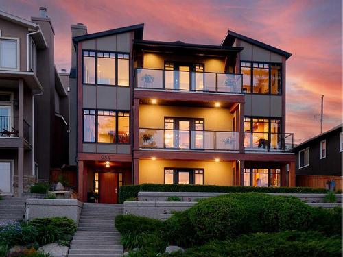 954 Drury Avenue Ne, Calgary, AB - Outdoor With Balcony With Facade