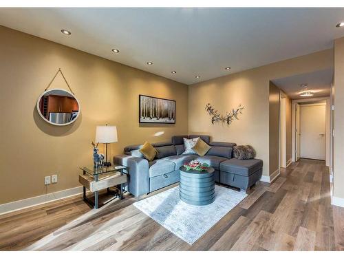 954 Drury Avenue Ne, Calgary, AB - Indoor Photo Showing Bathroom