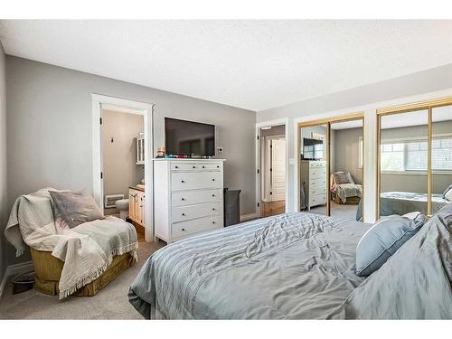 29 Suntree Lane, Okotoks, AB - Indoor Photo Showing Bedroom