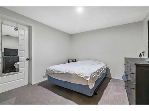 29 Suntree Lane, Okotoks, AB - Indoor Photo Showing Bedroom