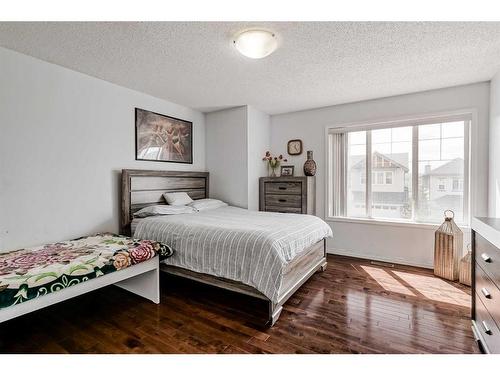 42 Evansford Grove Nw, Calgary, AB - Indoor Photo Showing Bedroom