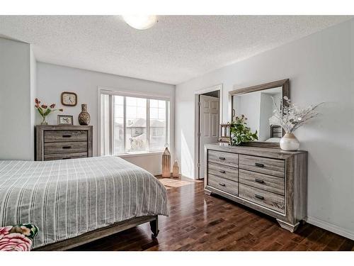 42 Evansford Grove Nw, Calgary, AB - Indoor Photo Showing Bedroom