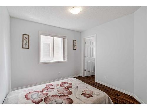 42 Evansford Grove Nw, Calgary, AB - Indoor Photo Showing Bedroom