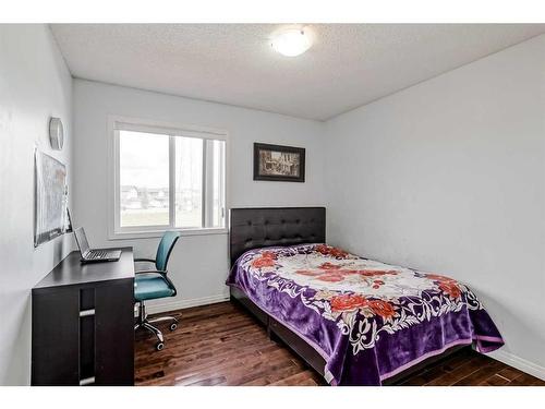 42 Evansford Grove Nw, Calgary, AB - Indoor Photo Showing Bedroom