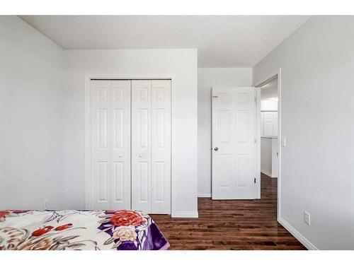 42 Evansford Grove Nw, Calgary, AB - Indoor Photo Showing Bedroom