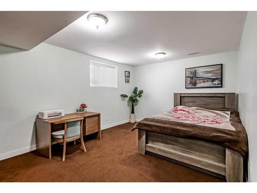 42 Evansford Grove Nw, Calgary, AB - Indoor Photo Showing Bedroom