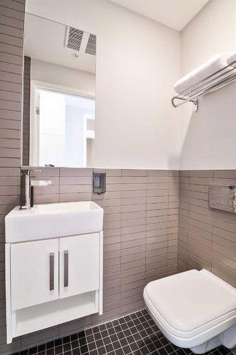 404-515 4 Avenue Ne, Calgary, AB - Indoor Photo Showing Bathroom