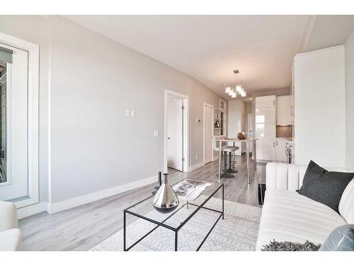 404-515 4 Avenue Ne, Calgary, AB - Indoor Photo Showing Living Room