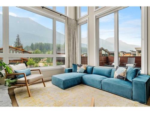 414 Stewart Creek Close, Canmore, AB - Indoor Photo Showing Living Room