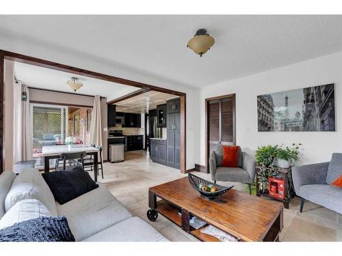 391 Edenwold Drive Nw, Calgary, AB - Indoor Photo Showing Living Room