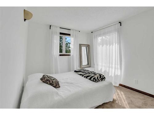 391 Edenwold Drive Nw, Calgary, AB - Indoor Photo Showing Bedroom