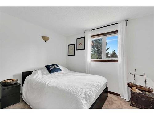 391 Edenwold Drive Nw, Calgary, AB - Indoor Photo Showing Bedroom