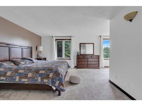 391 Edenwold Drive Nw, Calgary, AB - Indoor Photo Showing Bedroom