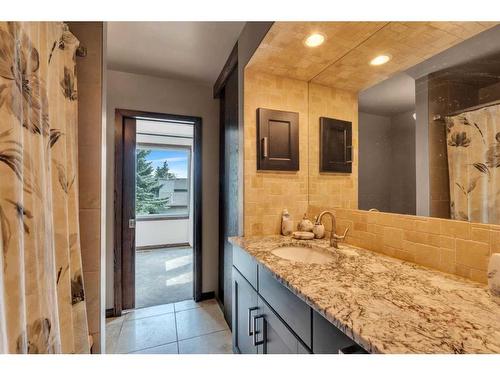 391 Edenwold Drive Nw, Calgary, AB - Indoor Photo Showing Bathroom