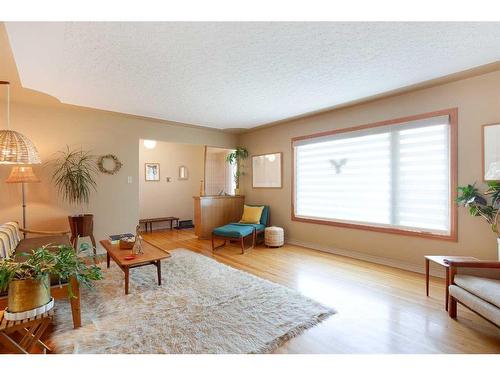2904 11 Avenue Nw, Calgary, AB - Indoor Photo Showing Living Room