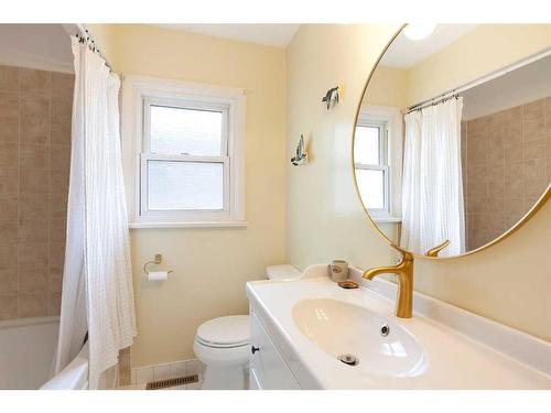 2904 11 Avenue Nw, Calgary, AB - Indoor Photo Showing Bathroom