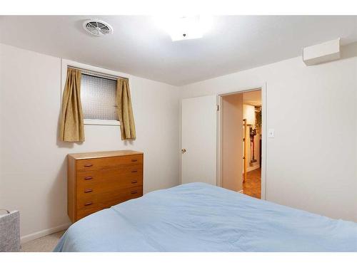 2904 11 Avenue Nw, Calgary, AB - Indoor Photo Showing Bedroom