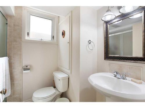 2904 11 Avenue Nw, Calgary, AB - Indoor Photo Showing Bathroom