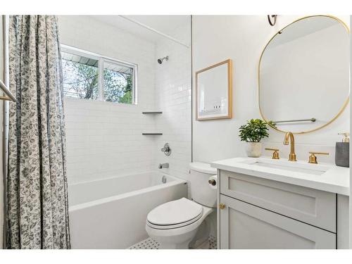 8223 4A Street Sw, Calgary, AB - Indoor Photo Showing Bathroom