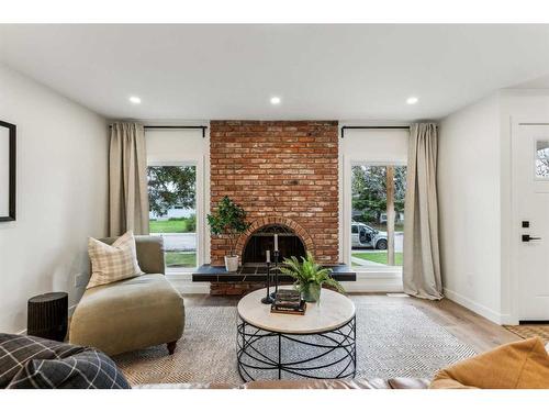 8223 4A Street Sw, Calgary, AB - Indoor Photo Showing Living Room