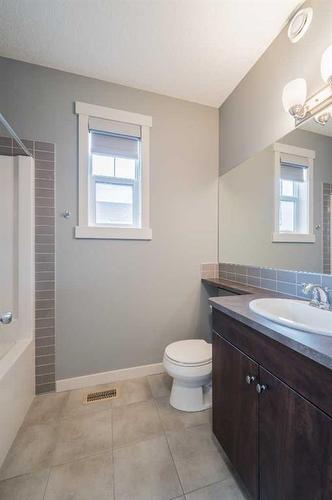 568 Evansborough Way Nw, Calgary, AB - Indoor Photo Showing Bathroom