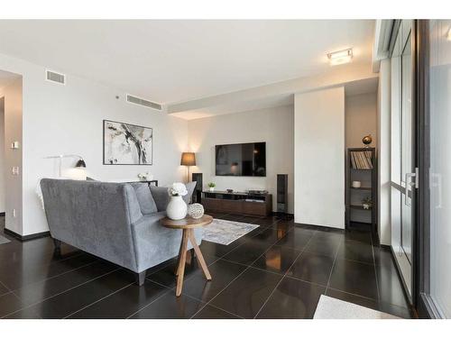 1806-108 9 Avenue Sw, Calgary, AB - Indoor Photo Showing Living Room