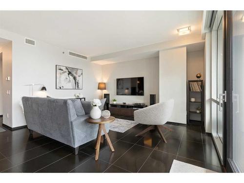 1806-108 9 Avenue Sw, Calgary, AB - Indoor Photo Showing Living Room