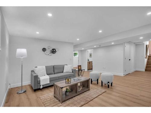 199 Westview Drive Sw, Calgary, AB - Indoor Photo Showing Living Room