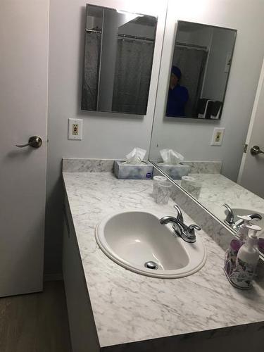 704-128 2 Avenue Se, Calgary, AB - Indoor Photo Showing Bathroom