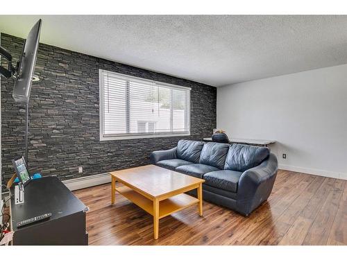 305-2503 17 Street Sw, Calgary, AB - Indoor Photo Showing Living Room