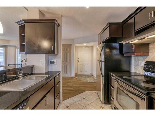 21-209 17 Avenue Ne, Calgary, AB - Indoor Photo Showing Kitchen