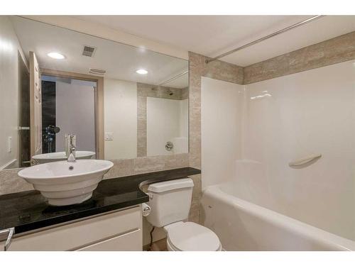 21-209 17 Avenue Ne, Calgary, AB - Indoor Photo Showing Bathroom