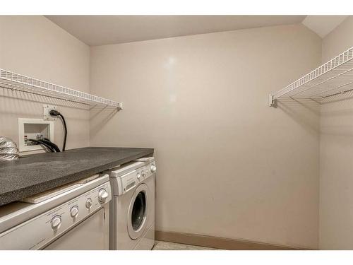 21-209 17 Avenue Ne, Calgary, AB - Indoor Photo Showing Laundry Room